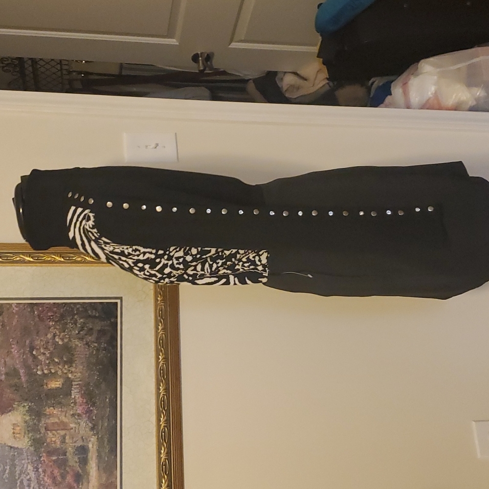 Beautiful black-and-white print turtleneck sweater with beaded sleeve detail - Picture 4 of 7
